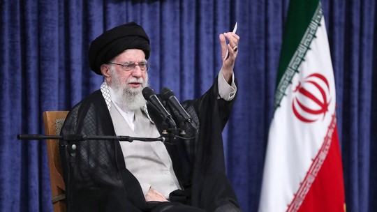 Irã está pronto para responder a qualquer novo ataque, diz líder supremo - Israel e Irã travaram em junho guerra de 12 dias com bombardeios constantes a instalações nucleares iranianas. Relatório dos EUA indicou que apenas 1 das 3 usinas com capacidade de produzir bomba atômica alvejadas pelo governo Trump foram destruídas.