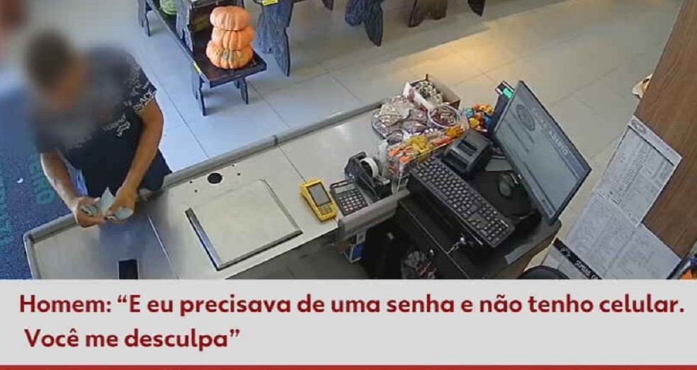 Homem tentou justificar o ato, alegando que precisava de um código para sacar dinheiro — Foto: Câmera de Segurança/Reprodução
