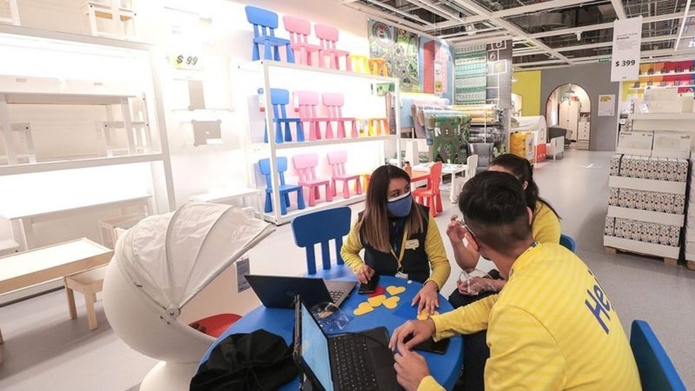 A IKEA capacitou milhares de funcionários de call centers como consultores de design — Foto: GETTY IMAGES