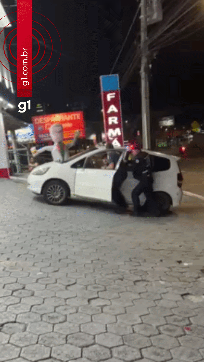 Motorista foge de abordagem dando ré, derruba agente de trânsito e é preso em Blumenau; VÍDEO