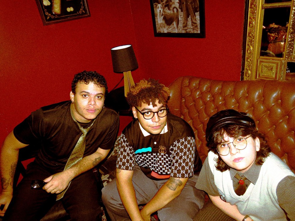 Com uma combinação de sonoridades e temas, a banda busca criar uma experiência intensa, que mistura introspecção e crítica social, — Foto: Metrópole Sombrê