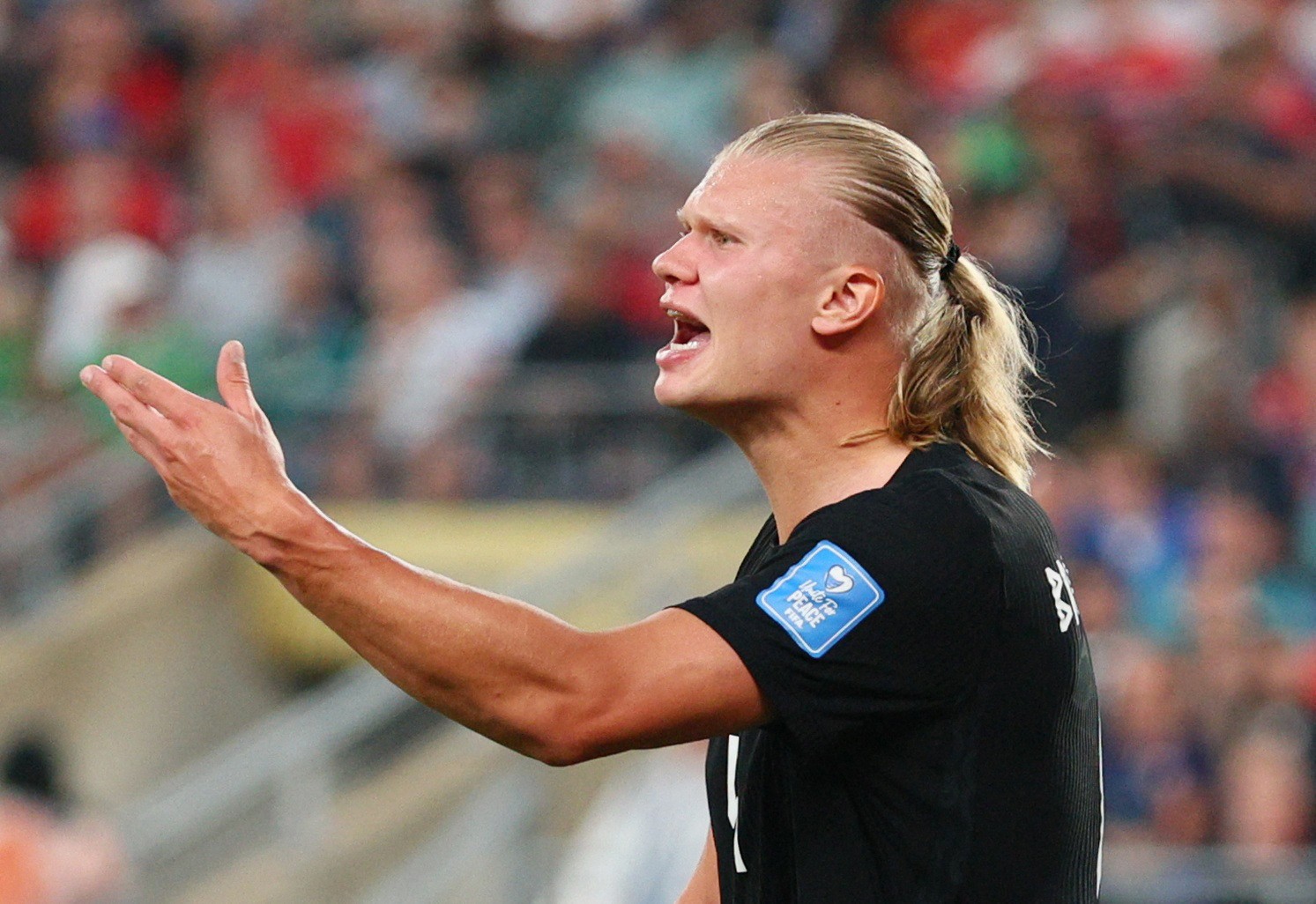 Rabo de cavalo apertado, como o de Haaland, pode causar queda de cabelo? Entenda