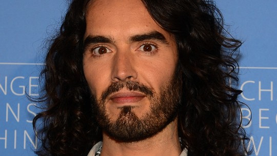 Promotores dizem que Russell Brand era 'um predador sexual implacável'