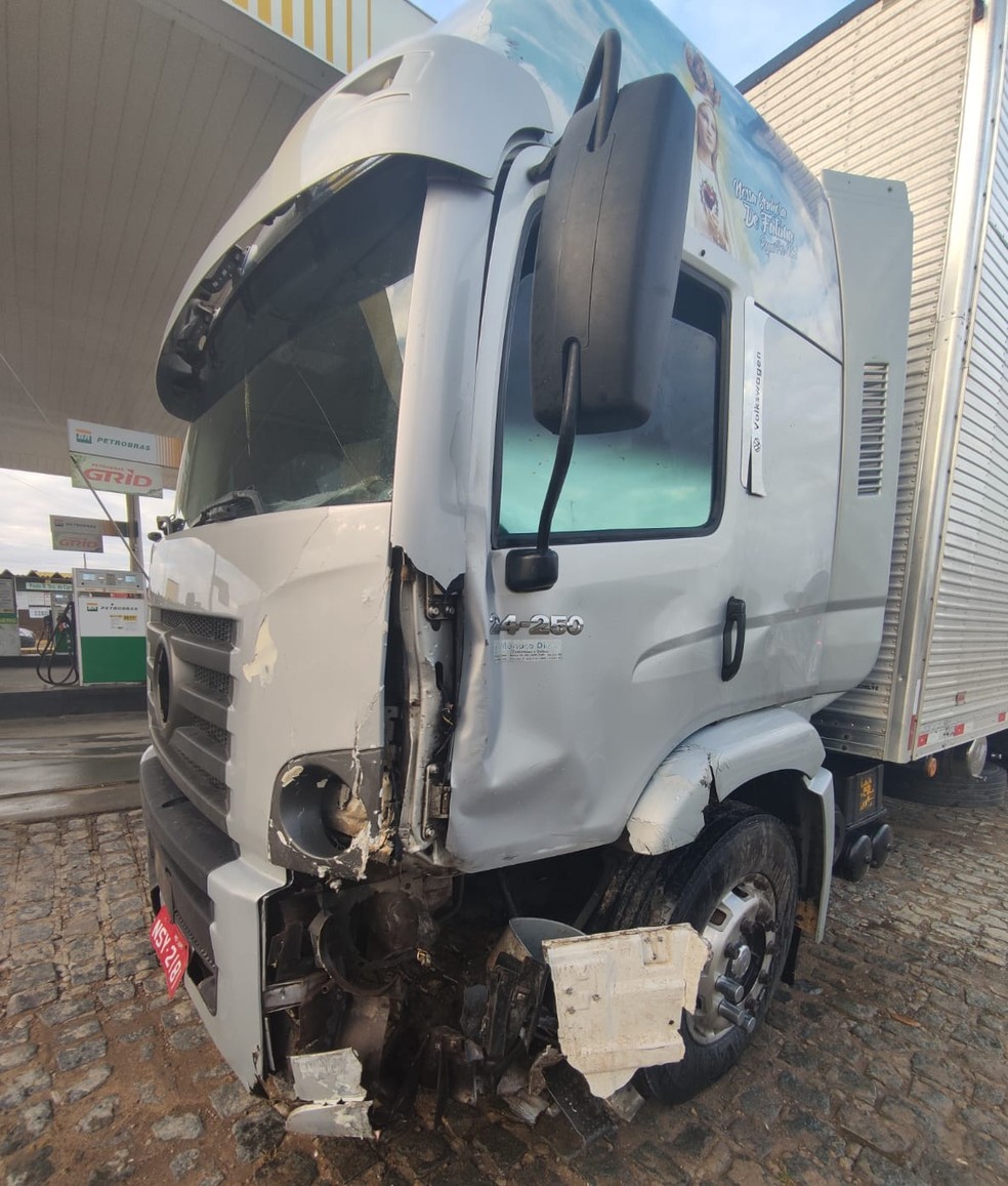 Caminhão envolvido em acidente na BR-232 em Serra Talhada — Foto: Divulgação/PRF
