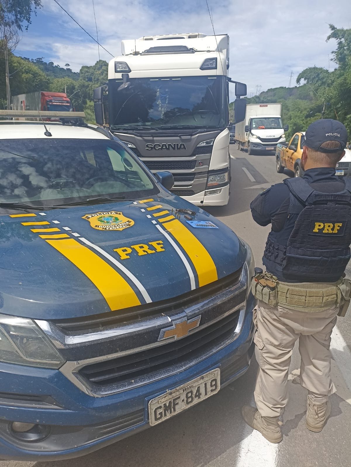 Caminhoneiro é preso por porte ilegal de arma na BR-116, em Teófilo Otoni