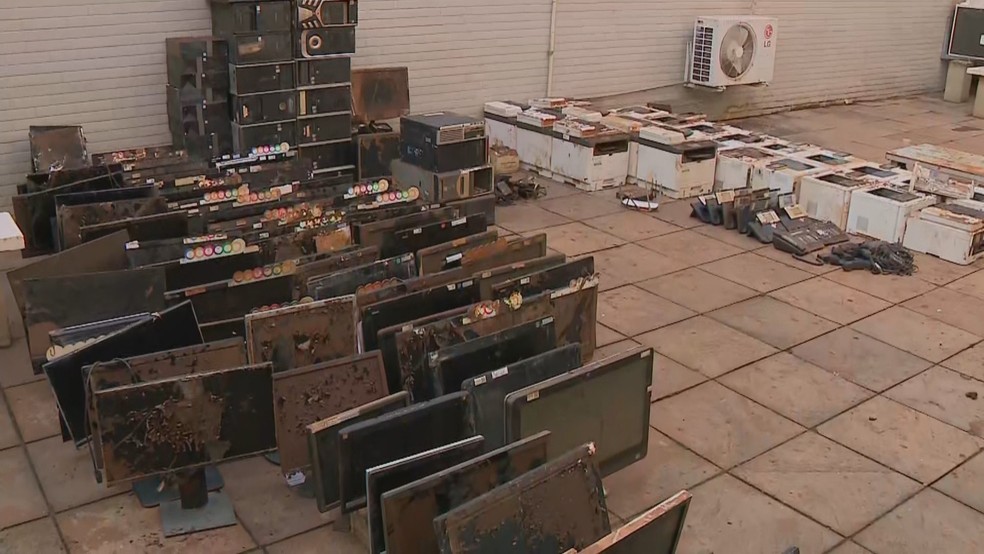 Equipamento de inform�tica destru�do por enchente no HPS de Canoas &mdash; Foto: RBS TV/Reprodu��o