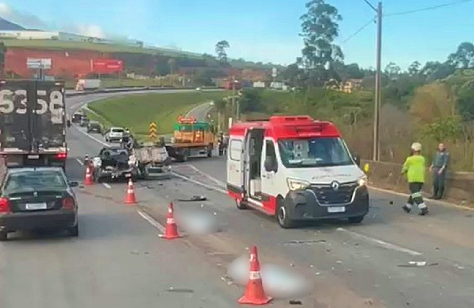 Capotagem seguida de atropelamento mata duas pessoas e deixa uma ferida na Fernão Dias