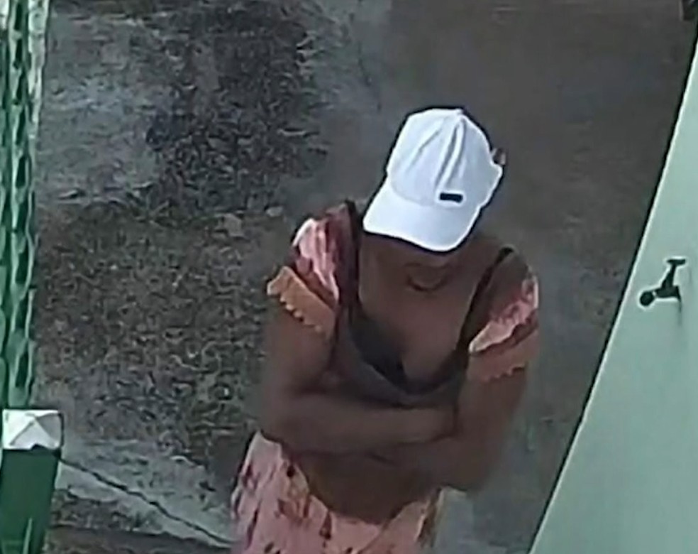 O suspeito furtou roupas do varal da mulher e vestiu antes de fugir | Foto: Reprodução