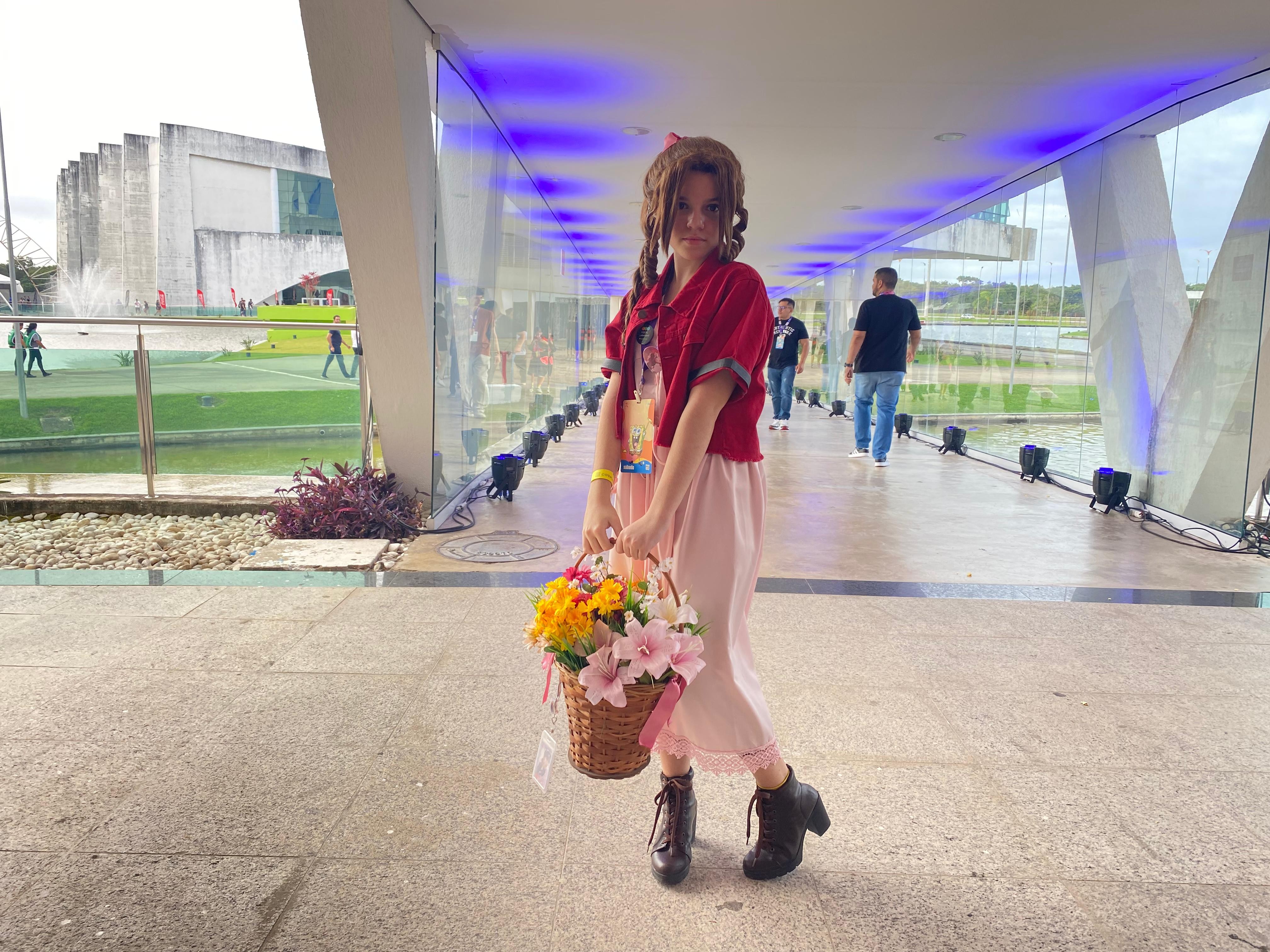 Maria Alice Paiva, de Recife, veio de cosplay de Aerith Gainsborough, do jogo Final Fantasy VII