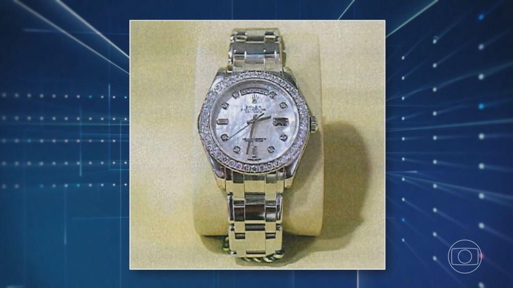 Rolex de ouro branco que teria sido recuperado após ser vendido nos EUA — Foto: JN