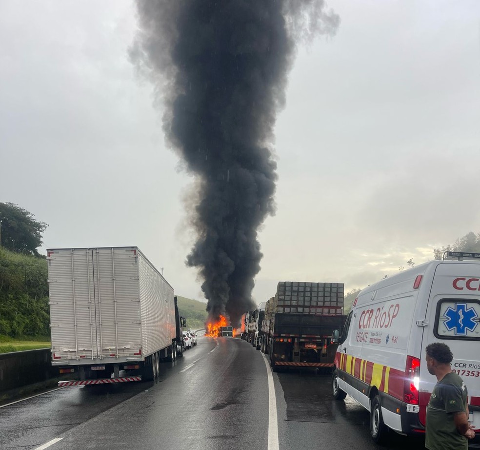 Carreta tomba, pega fogo e interdita a Dutra em Queluz, SP — Foto: PRF/Divulgação