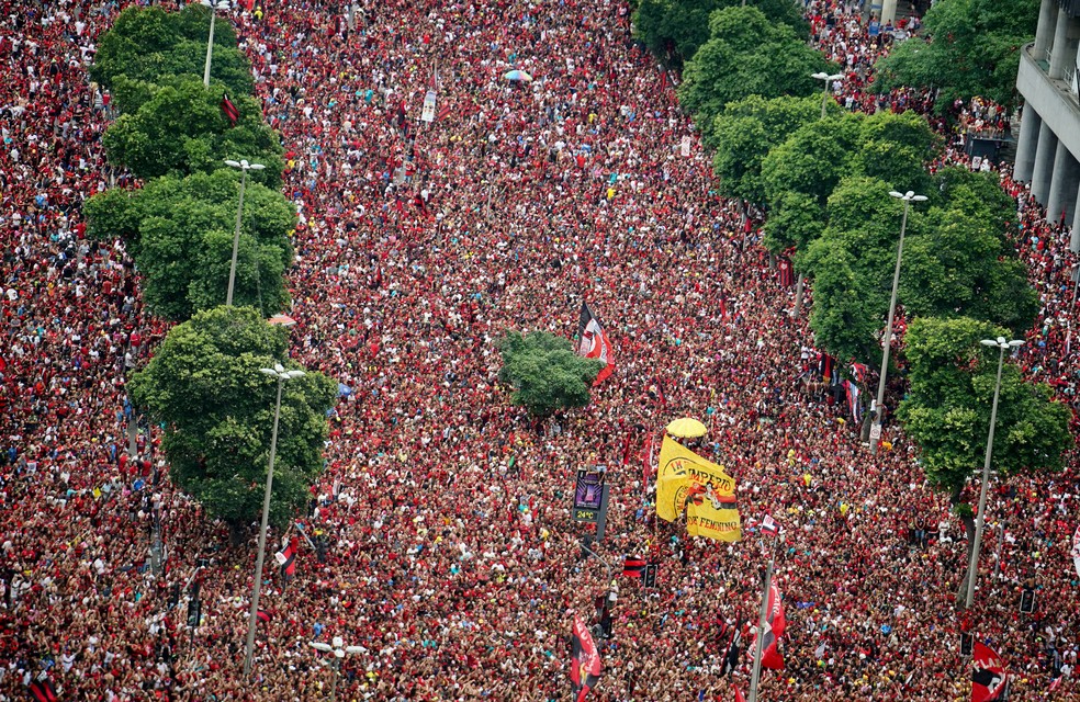 Isla chega ao Rio e é recebido pela torcida do Flamengo