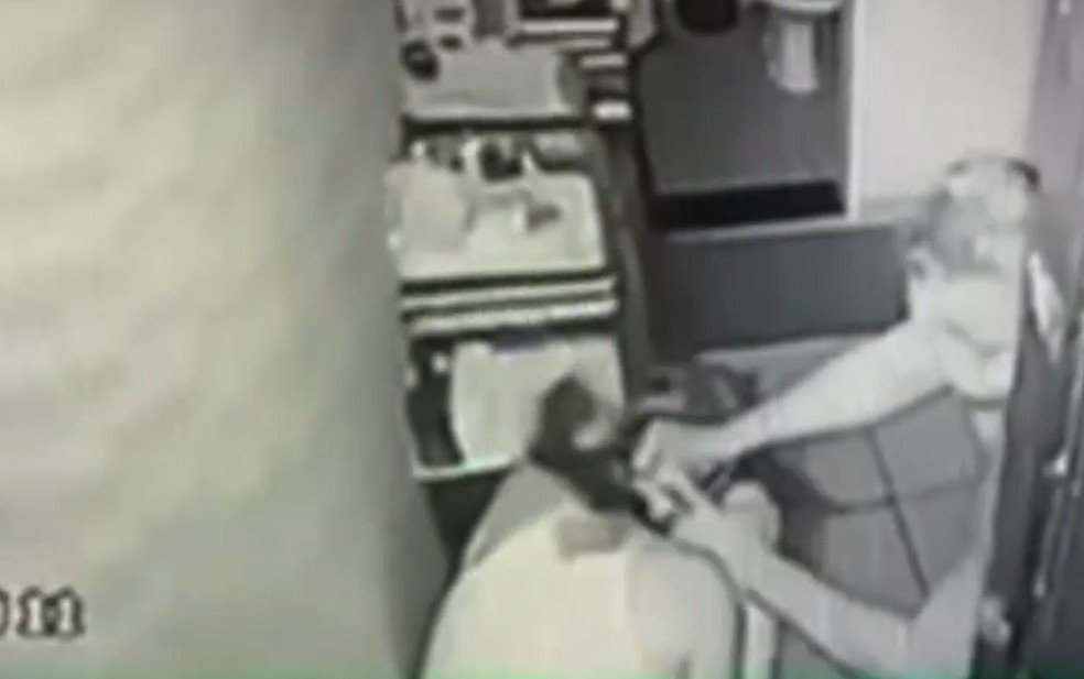 Agressões de policial aposentado contra ex-esposa foram filmadas por câmera de segurança. — Foto: Reprodução