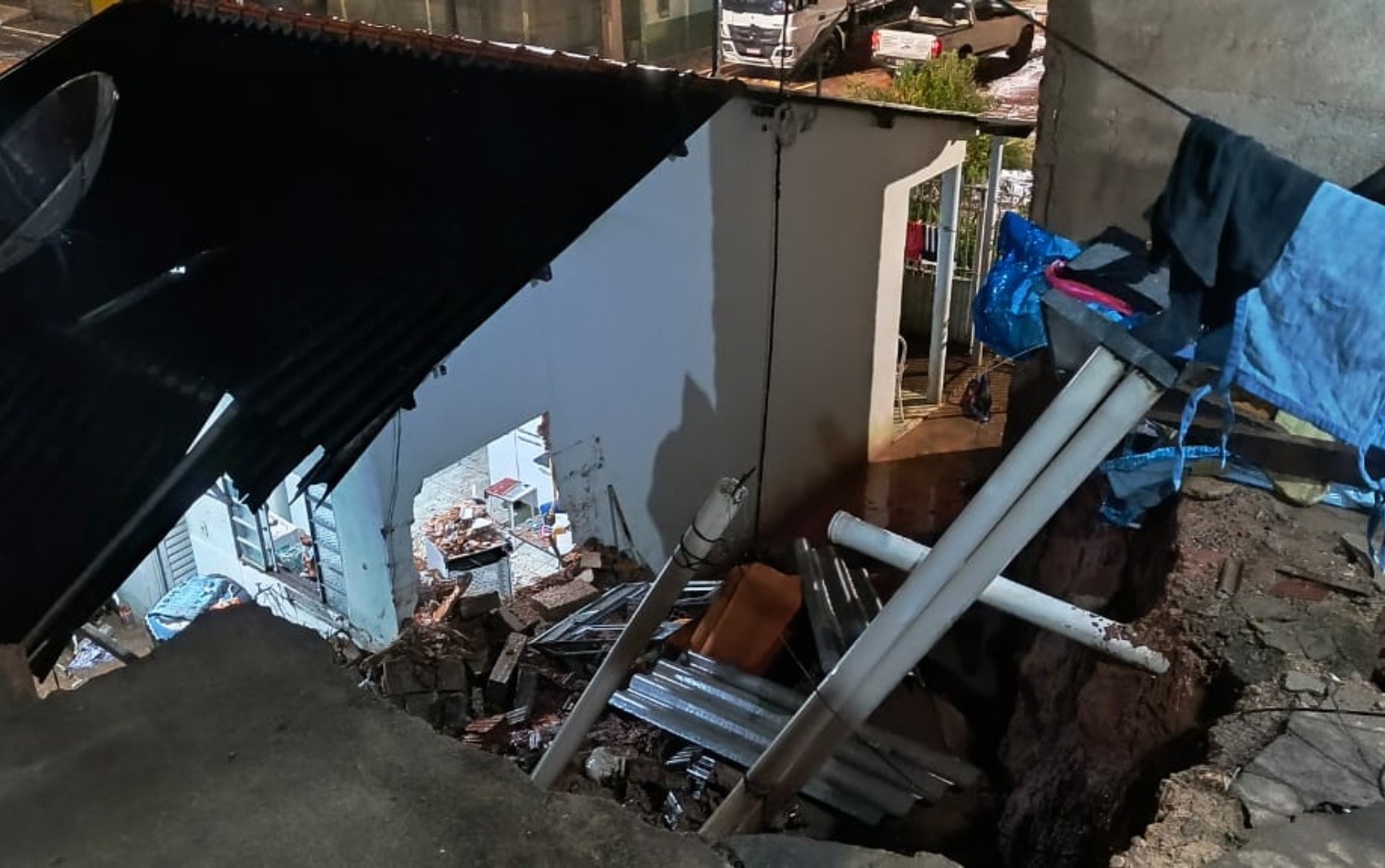 Chuva forte destrói cozinha de casa, arrasta carros e arranca asfalto em Alfenas, MG