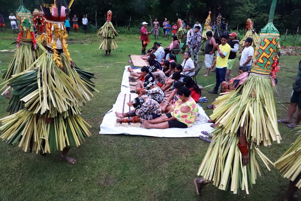 Meninos indígenas da aldeia Javaé passam por rito de passagem em cerimônia. — Foto: Manoel Júnior/Sepot - Governo do Tocantins