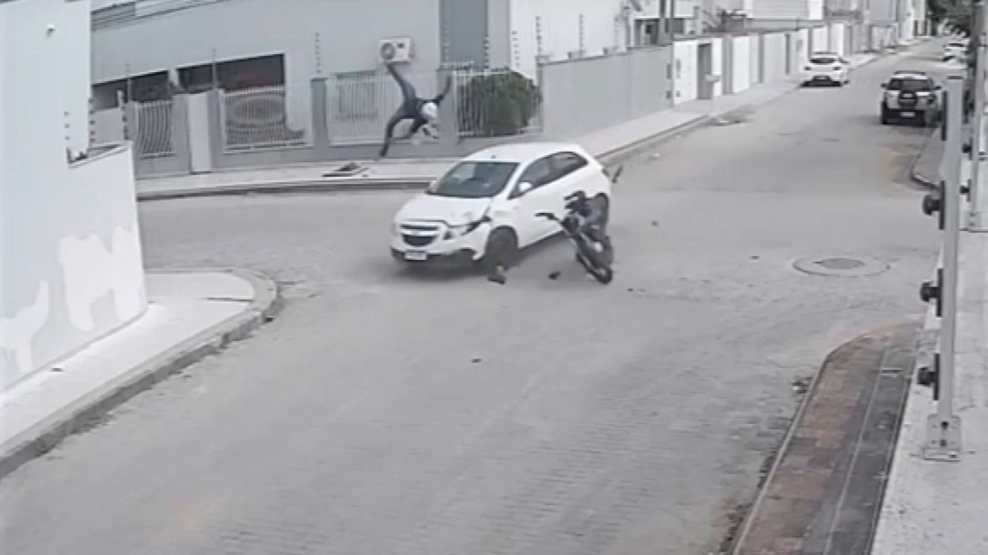 VÍDEO: motociclista é arremessado após bater em carro em cruzamento de Linhares, no ES