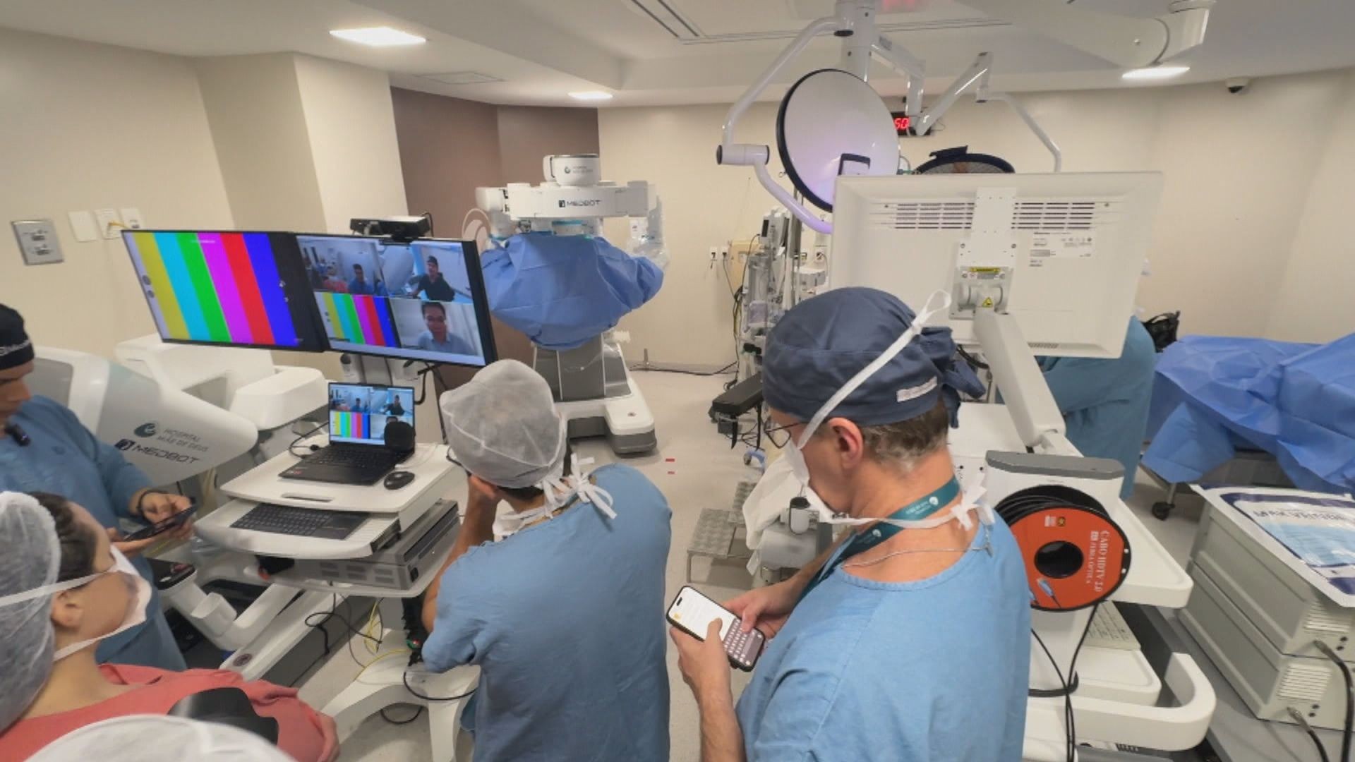 Médico brasileiro na China opera paciente em Porto Alegre, a mais de 19 mil km de distância, com robô