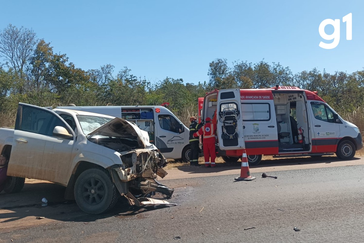 Motorista e criança morrem e três pessoas ficam feridas após batida entre carro e caminhonete na MT-130; vídeo