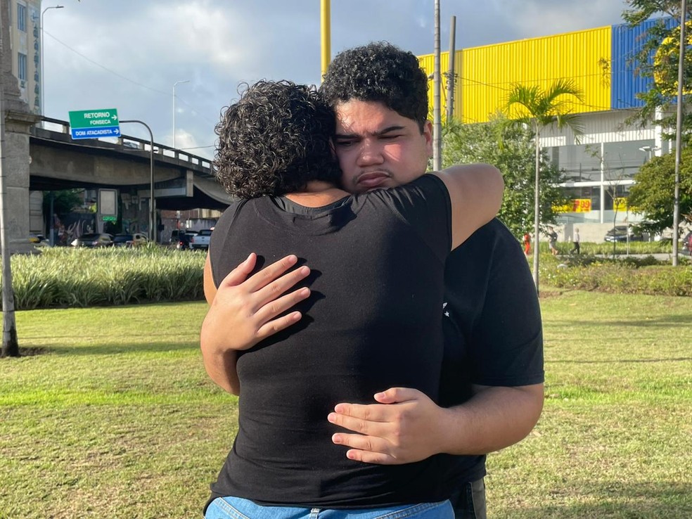 Filho de Isabel, Matheus abraça a tia, irmã da vítima — Foto: Lucas Madureira/TV Globo
