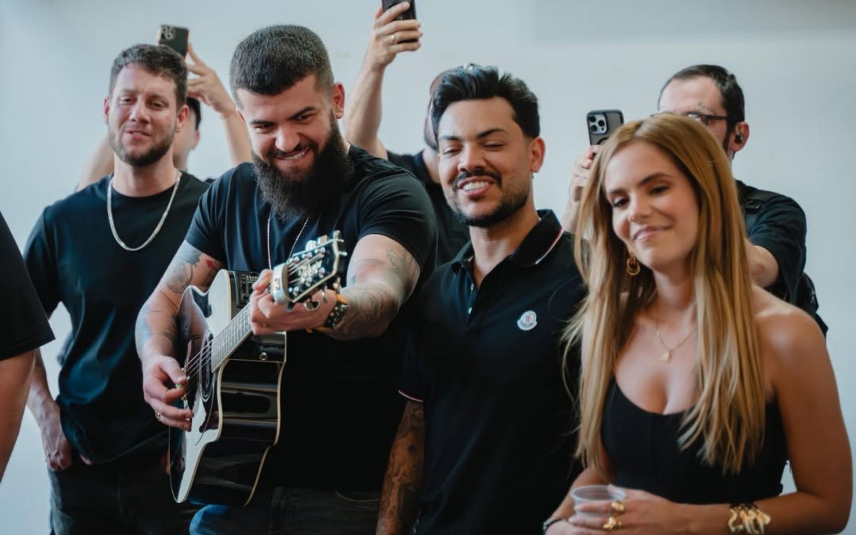 Panda, Mari Fagundes e mais: artistas sertanejos emocionam com homenagem de Dia das Mães em lar de idosos, em Goiás