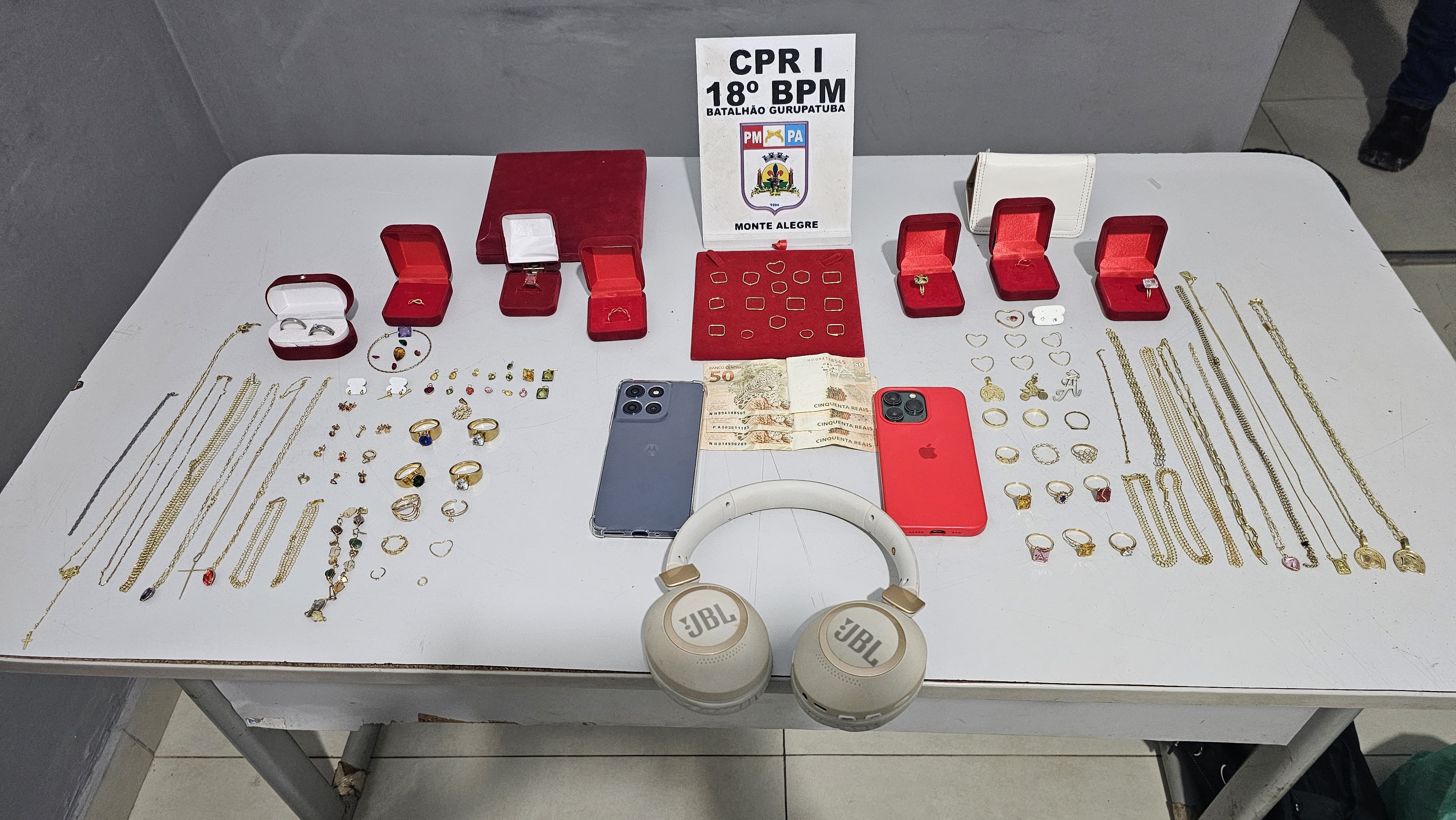 Polícia Militar prende dupla de assaltantes e recupera mais de 100 peças de joias após assalto em Monte Alegre