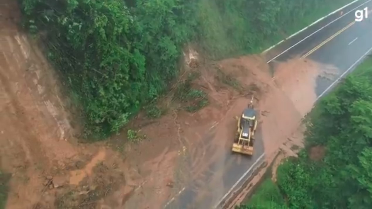 Serra da Esperança passa por 'desmanche hidráulico' para liberar tráfego na BR-277 no Paraná; entenda