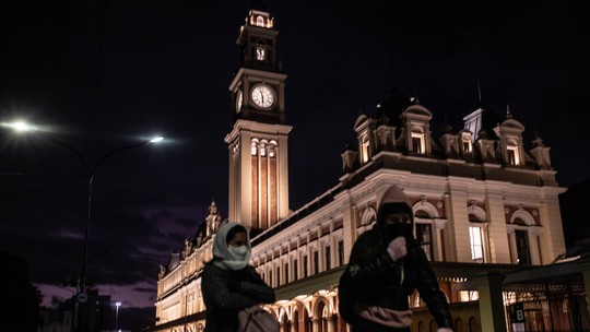 É #FAKE foto que mostra estação de trem em São Paulo coberta por neve; imagem foi criada com inteligência artificial - Conteúdo circula na semana em que massa de ar frio derrubou temperaturas na capital paulista. Ao g1, pesquisadores afirmaram que desde que as medições oficiais passaram a ser feitas, em 1910, nunca houve registro de neve na cidade.