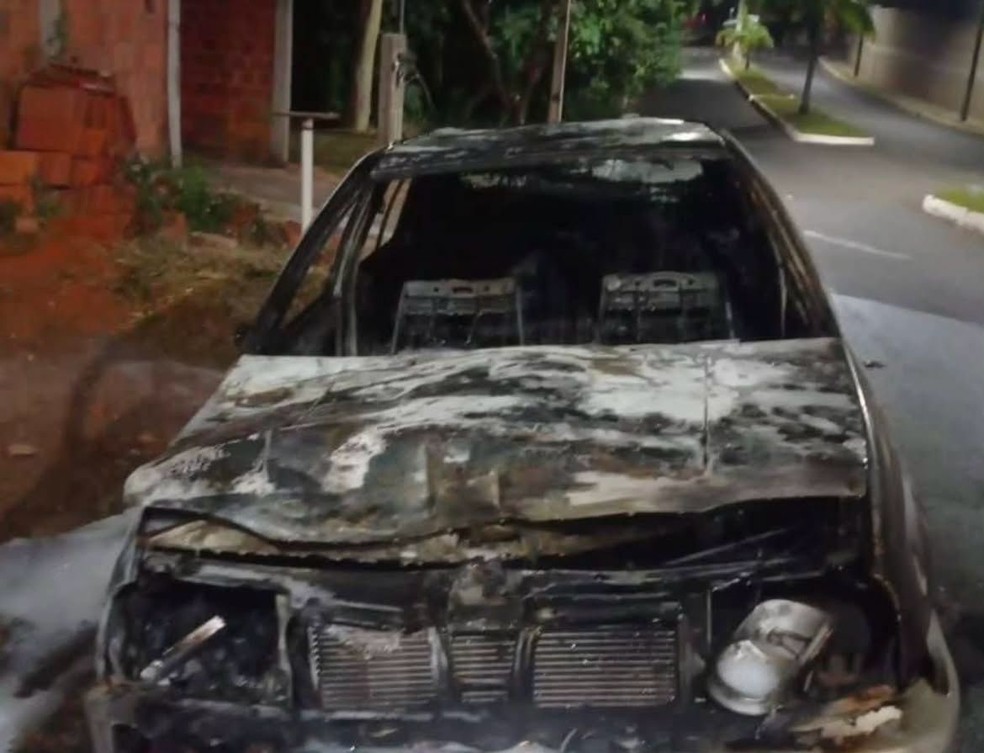 Carro ficou destruído após pegar fogo em Presidente Venceslau (SP) — Foto: Redes sociais