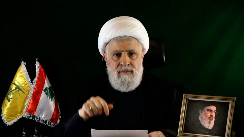 Imagem mostra o número 2 do Hezbollah, Naim Qassem, durante discurso em 15 de outubro de 2024 — Foto: AFP