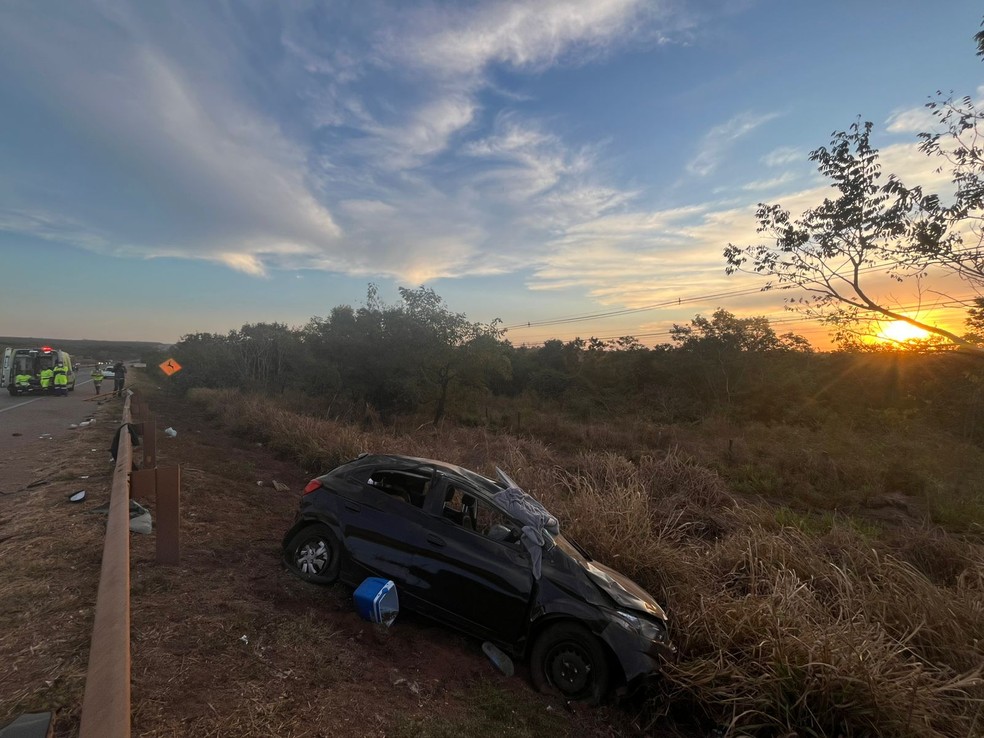 Devido ao capotamento, uma faixa da rodovia precisou ser interditada — Foto: PRF