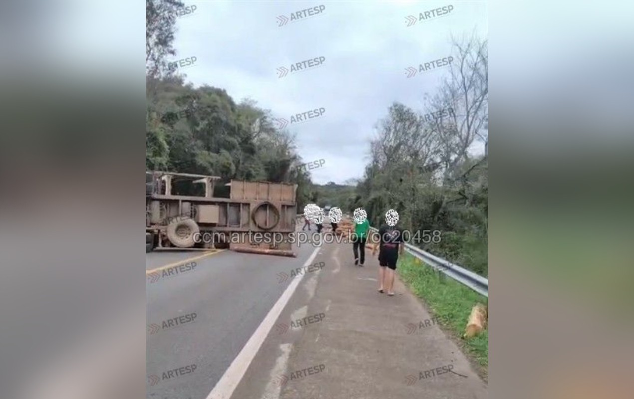 Caminhão carregado com tora de madeira tomba em Capão Bonito