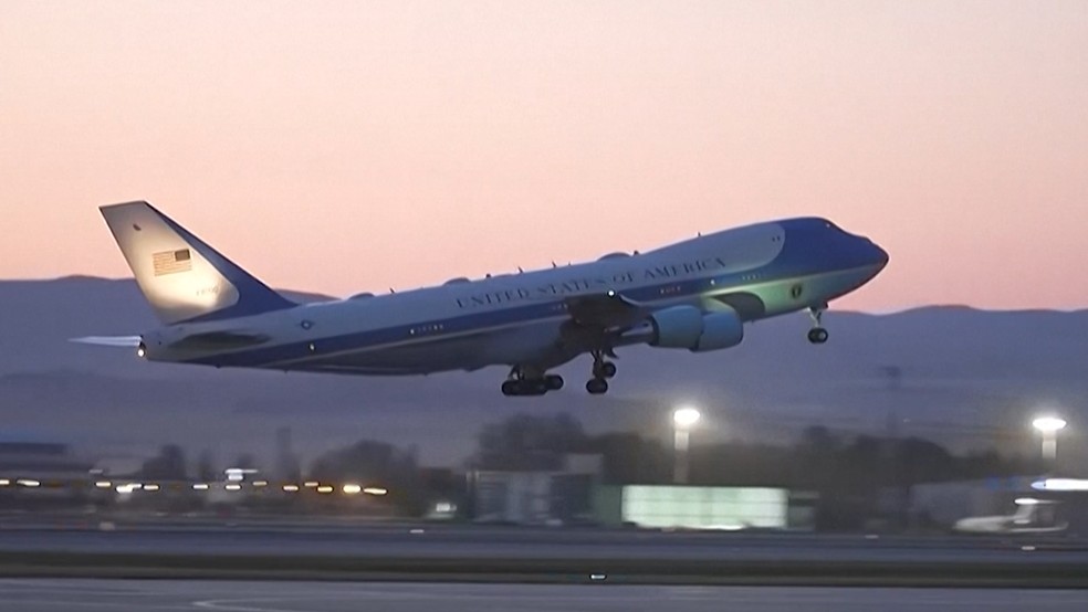 Air Force One decola de Ancara, na Turquia, em 8 de julho de 2026 — Foto: Reuters