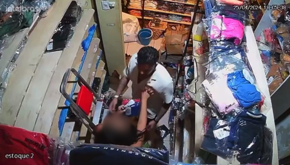 Cliente tentou agarrar vendedora à força em loja na Vila de Jericoacoara, no litoral do Ceará. — Foto: Reprodução