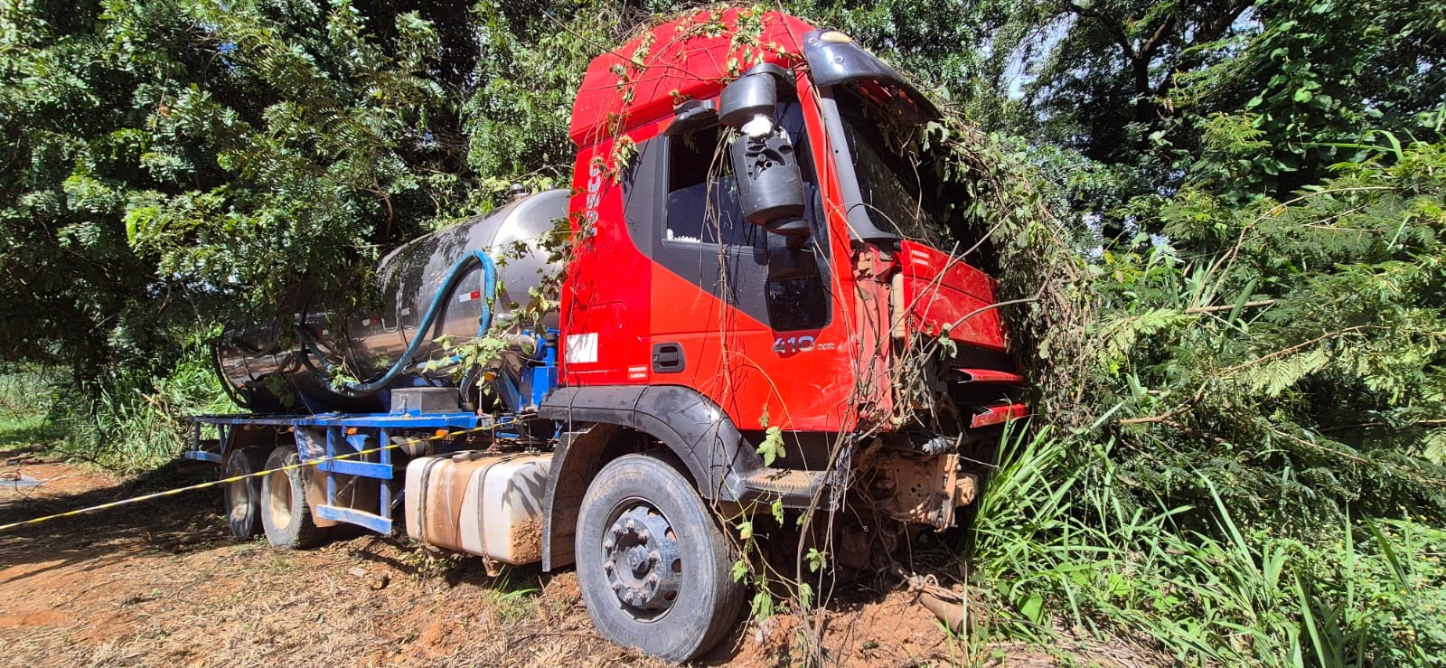 Casal morre em acidente entre carro e caminhão de leite na BR-262