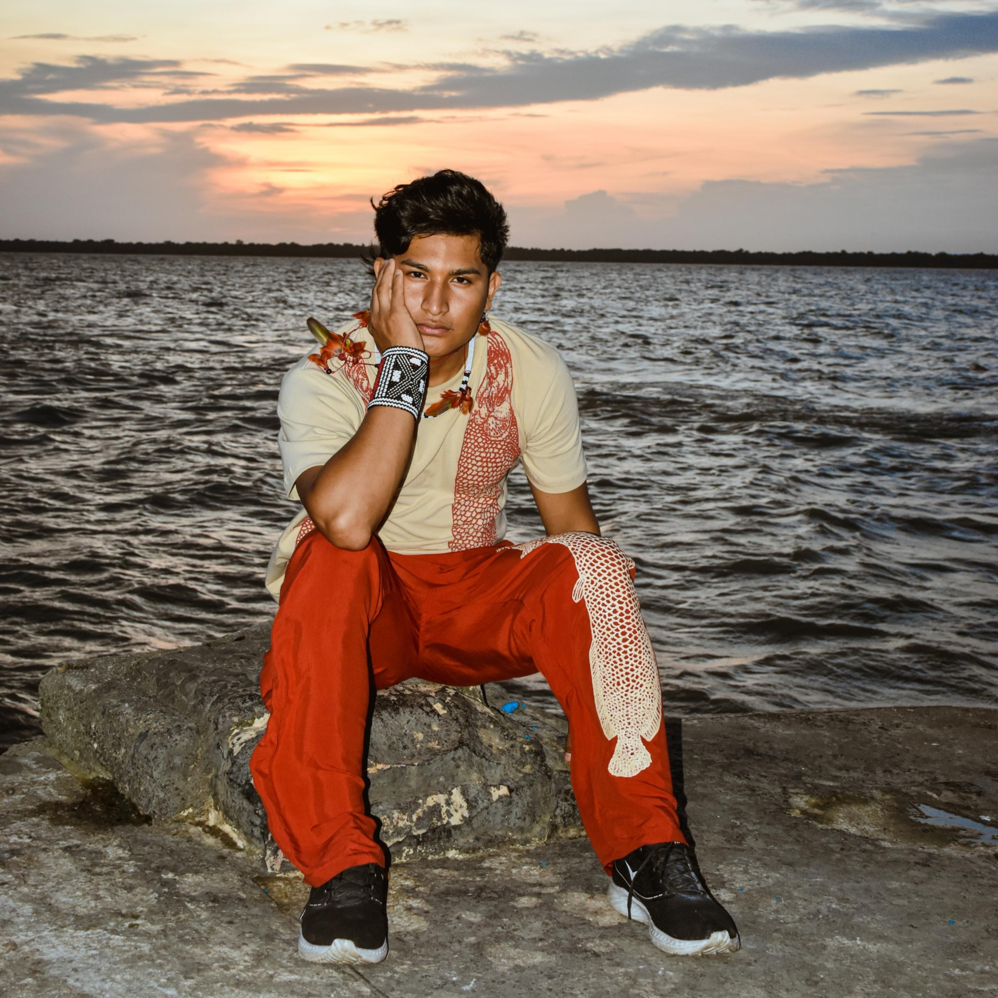 Indígena faz sucesso nas redes ao compartilhar saberes tradicionais: 'Sem esquecer de onde vim'