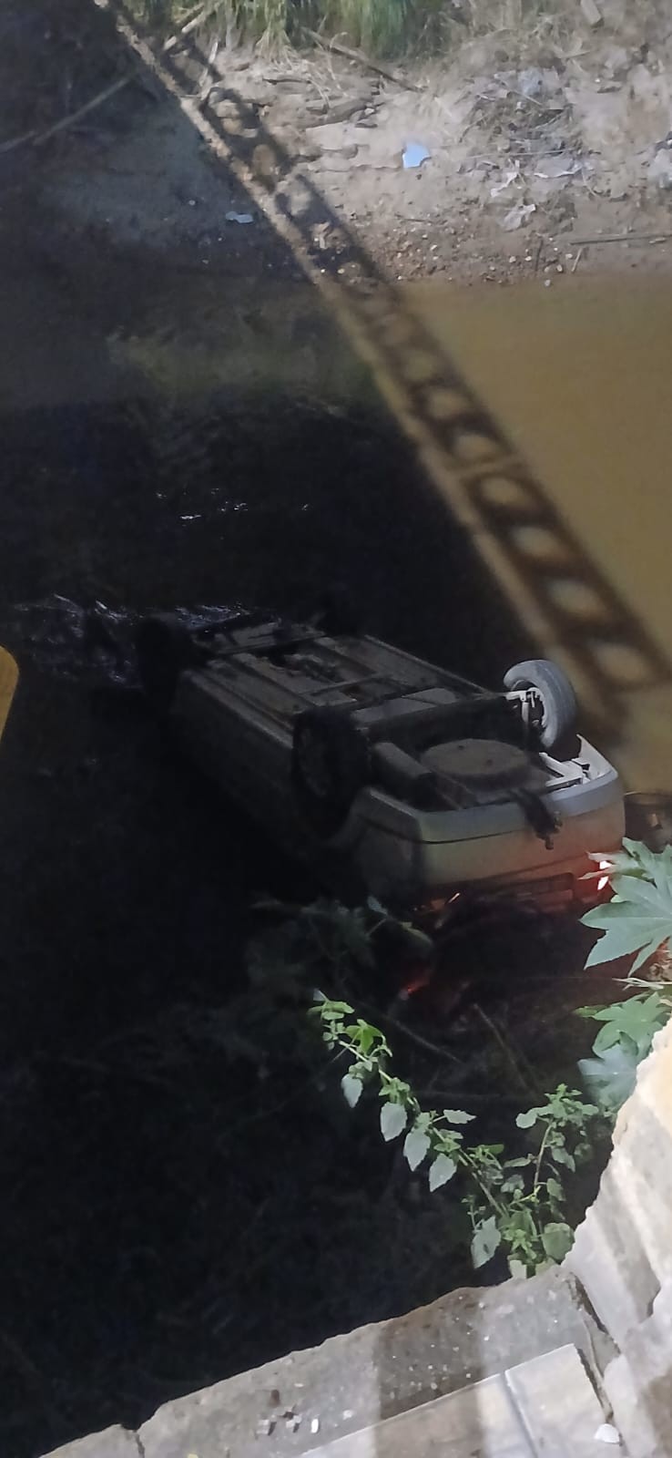 Jovem perde controle e carro cai em rio em Barra Mansa