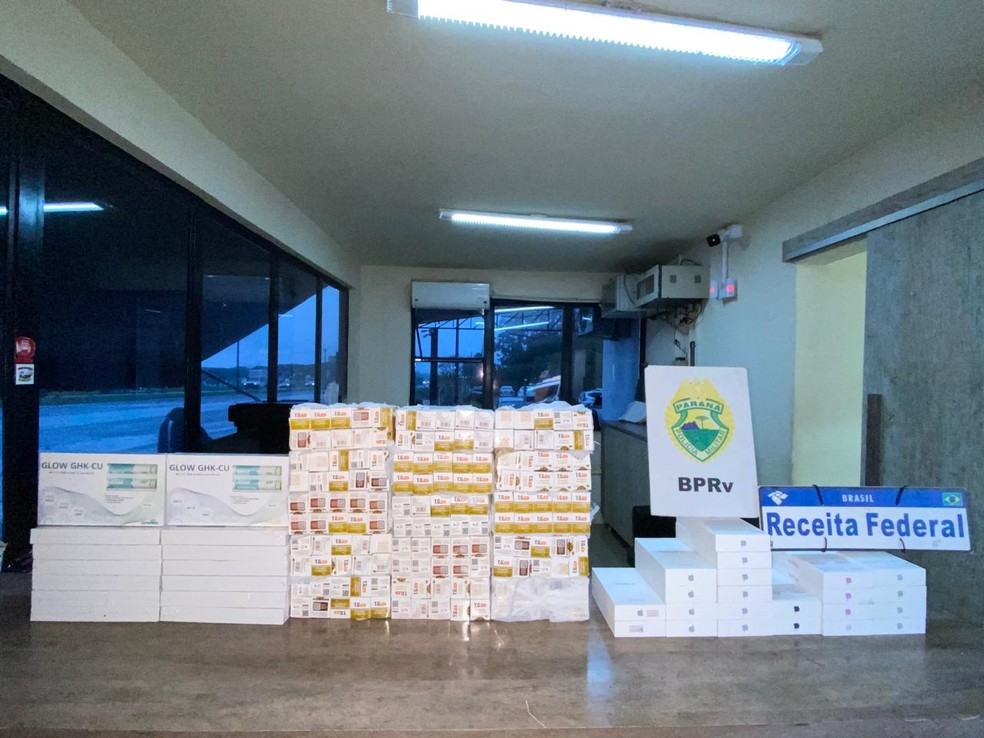 Produtos apreendidos que estavam no fundo falso do ônibus, em Rolândia. — Foto: PRE