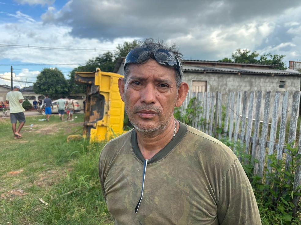 Tarcisio Tadeu é lanterneiro e diz que o momento do desmoronamento foi muito rápido — Foto: Júnior Andrade/ Rede Amazônica
