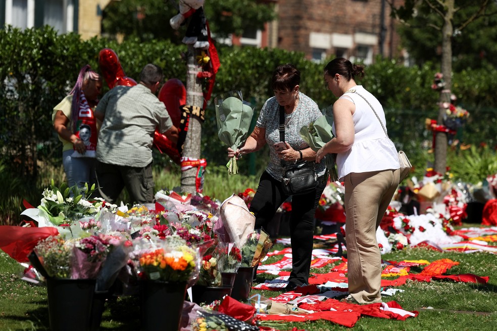 Torcedores do Liverpool deixam flores em frente ao estádio do clube inglês em homenagem ao jogador Diogo Jota, morto em acidente de carro, em 3 de julho de 2025. — Foto: Temilade Adelaja/ Reuters