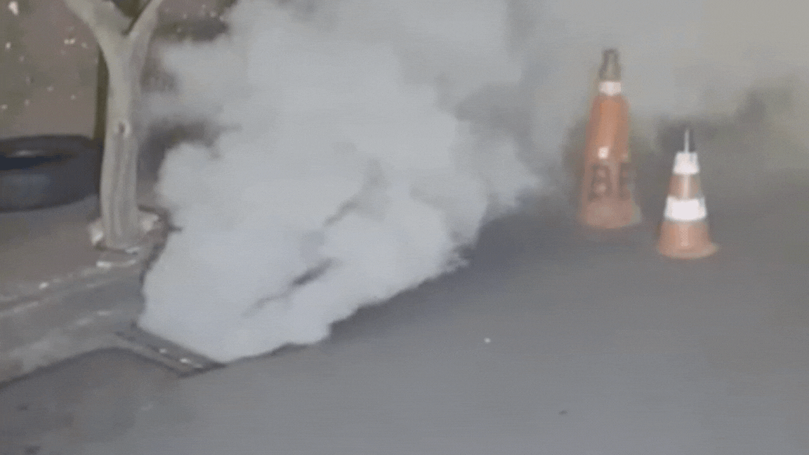 VÍDEO: Coluna de fumaça saindo de bueiro causa espanto e revela incêndio no subsolo de Uberaba