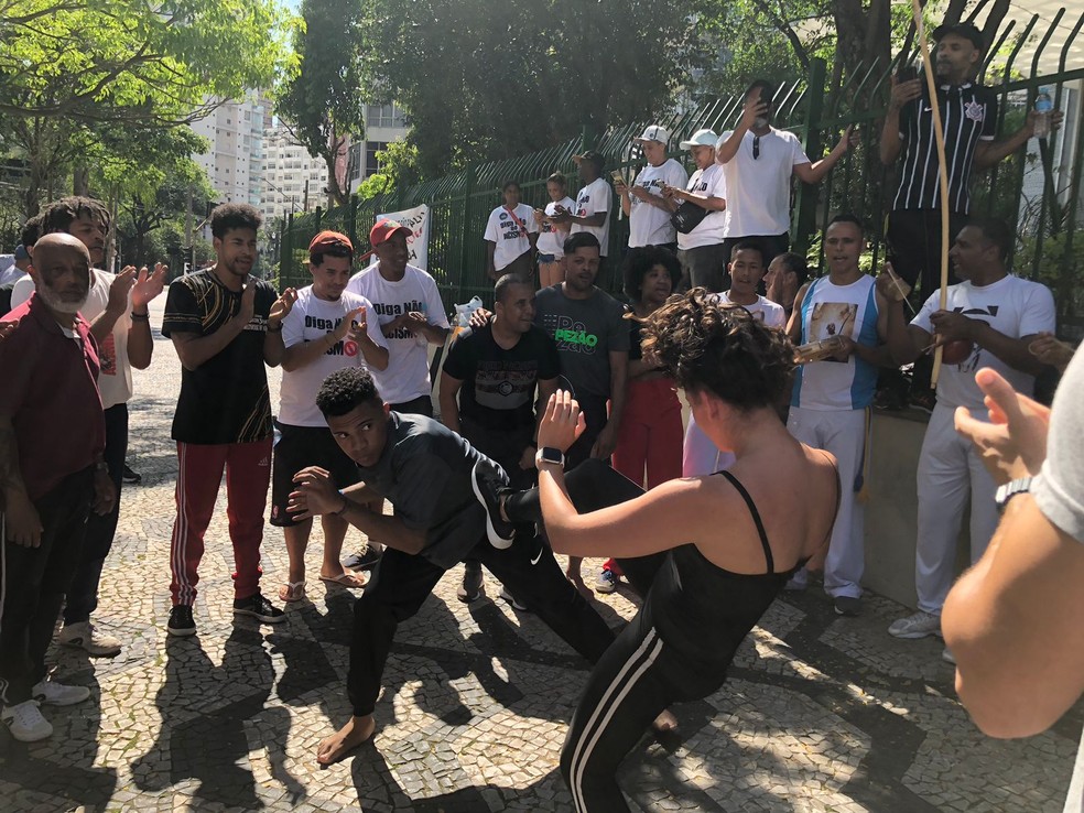 Capoeira em frente à Câmara de SP em protesto pela cassação do vereador Camilo — Foto: Camila Quaresma/g1