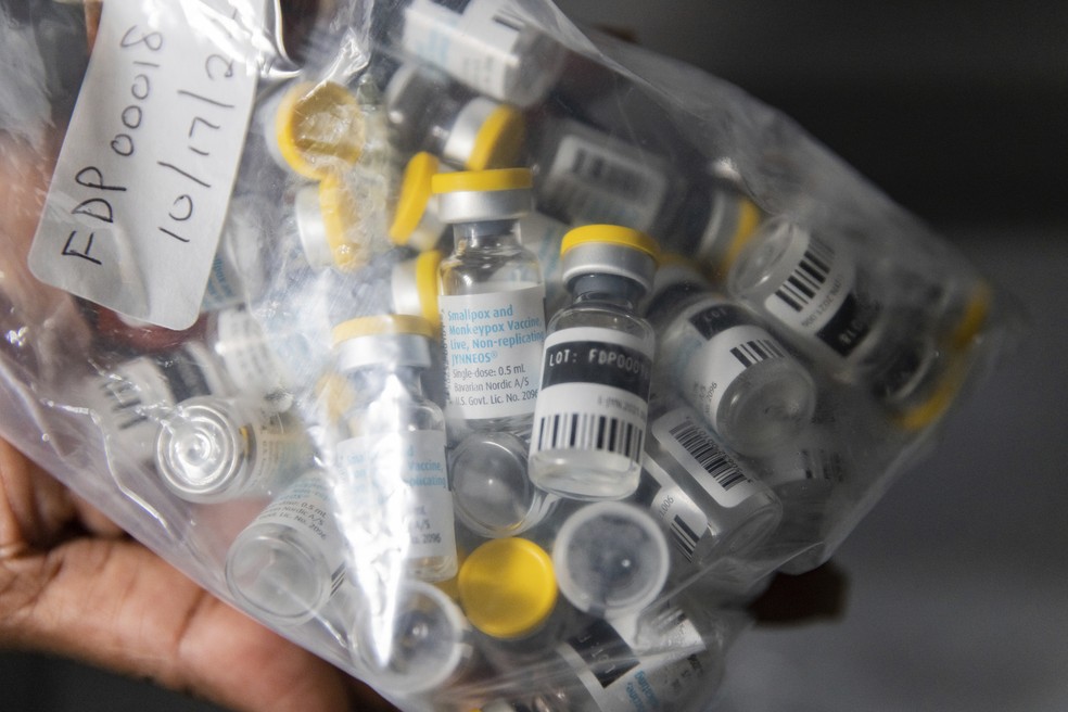 Frascos de doses da vacina Jynneos contra a mpox são dispostos em uma geladeira de um centro de vacinação de Nova York. — Foto: AP Foto/Jeenah Moon