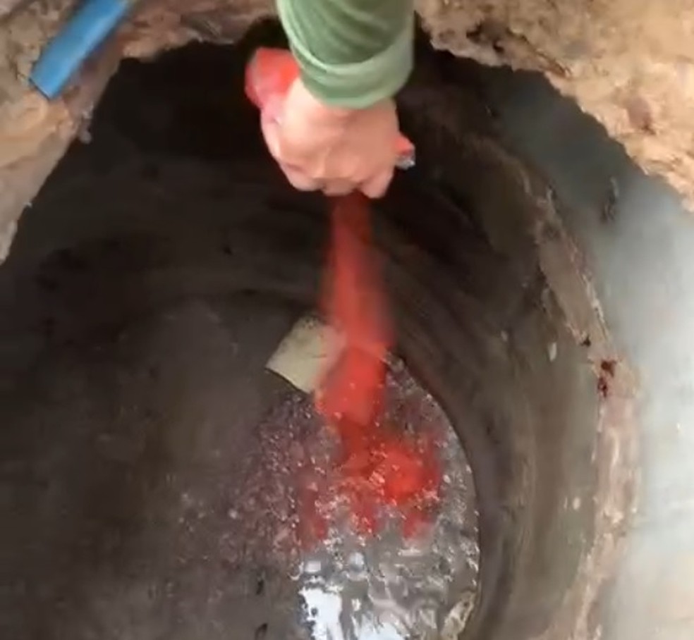 Corante vermelho foi colocado na rede de esgoto e flagrado em ligação clandestina em rede de drenagem — Foto: Divulgação/Semurb