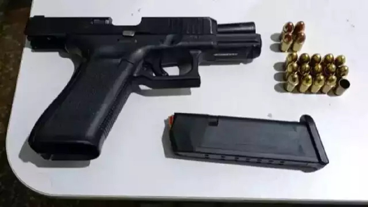 Criança de 2 anos matou mãe acidentalmente com arma registrada no nome do pai, diz delegada