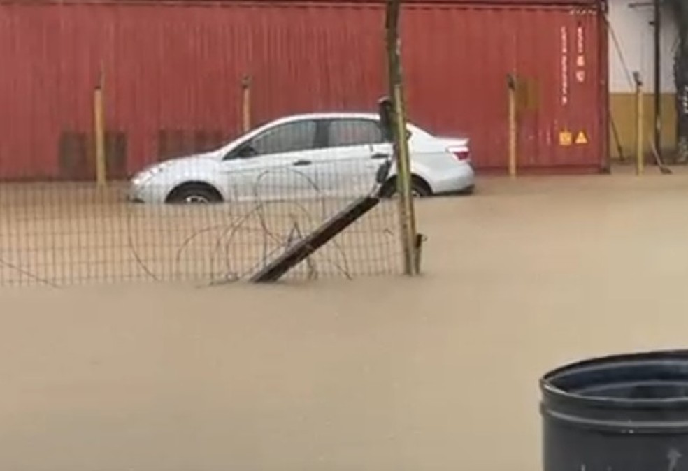 Rua alagadas em Itajaí, no Litoral Norte de SC — Foto: Morgana Fernandes/NSC TV