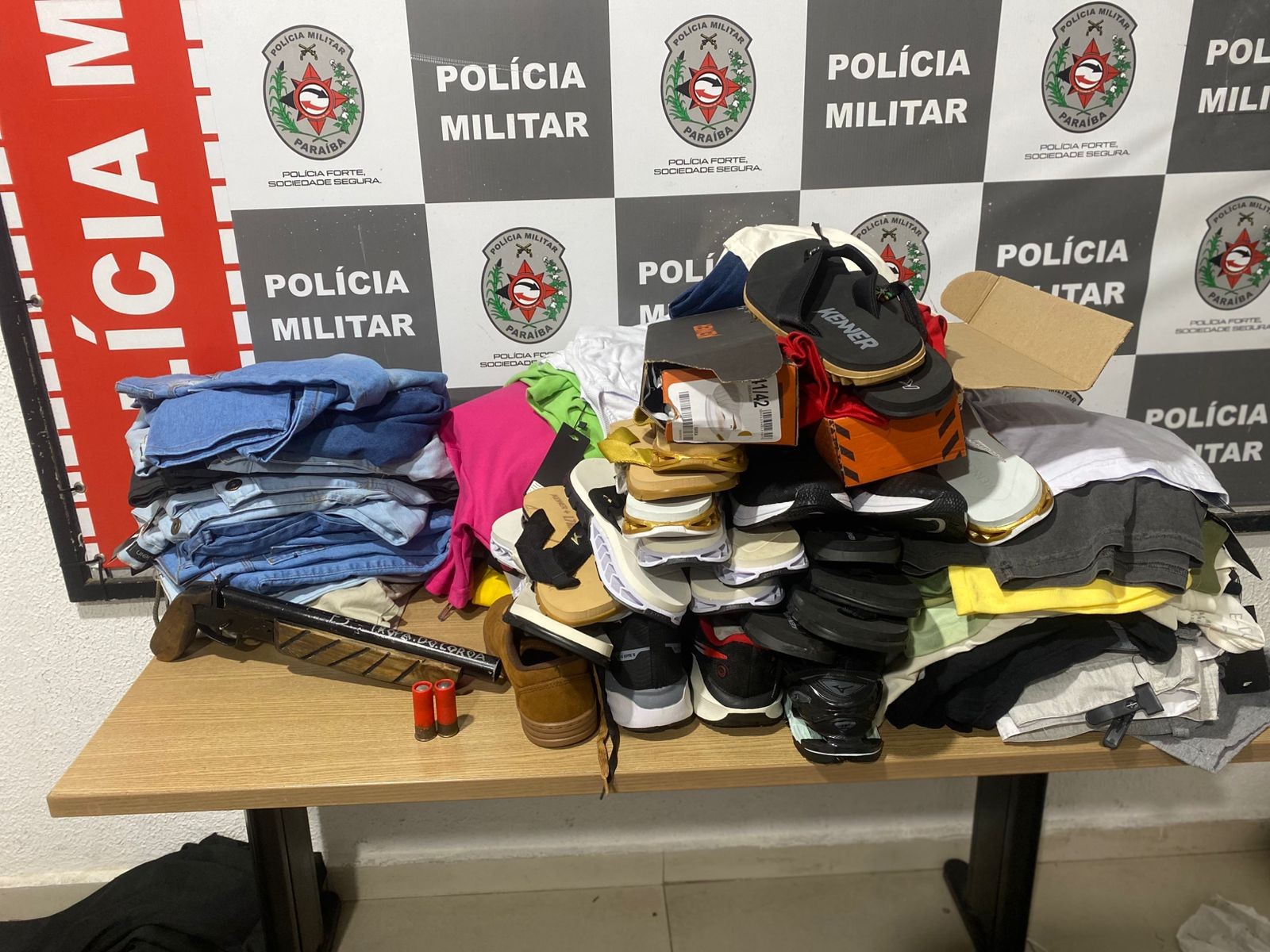 Loja de roupas é arrombada, em João Pessoa, mas material roubado é recuperado logo em seguida
