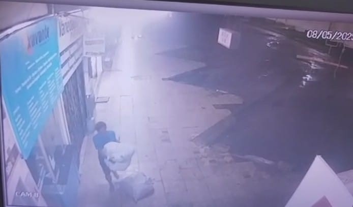 Vídeo mostra momento em que sacos de roupas são furtados em rodoviária