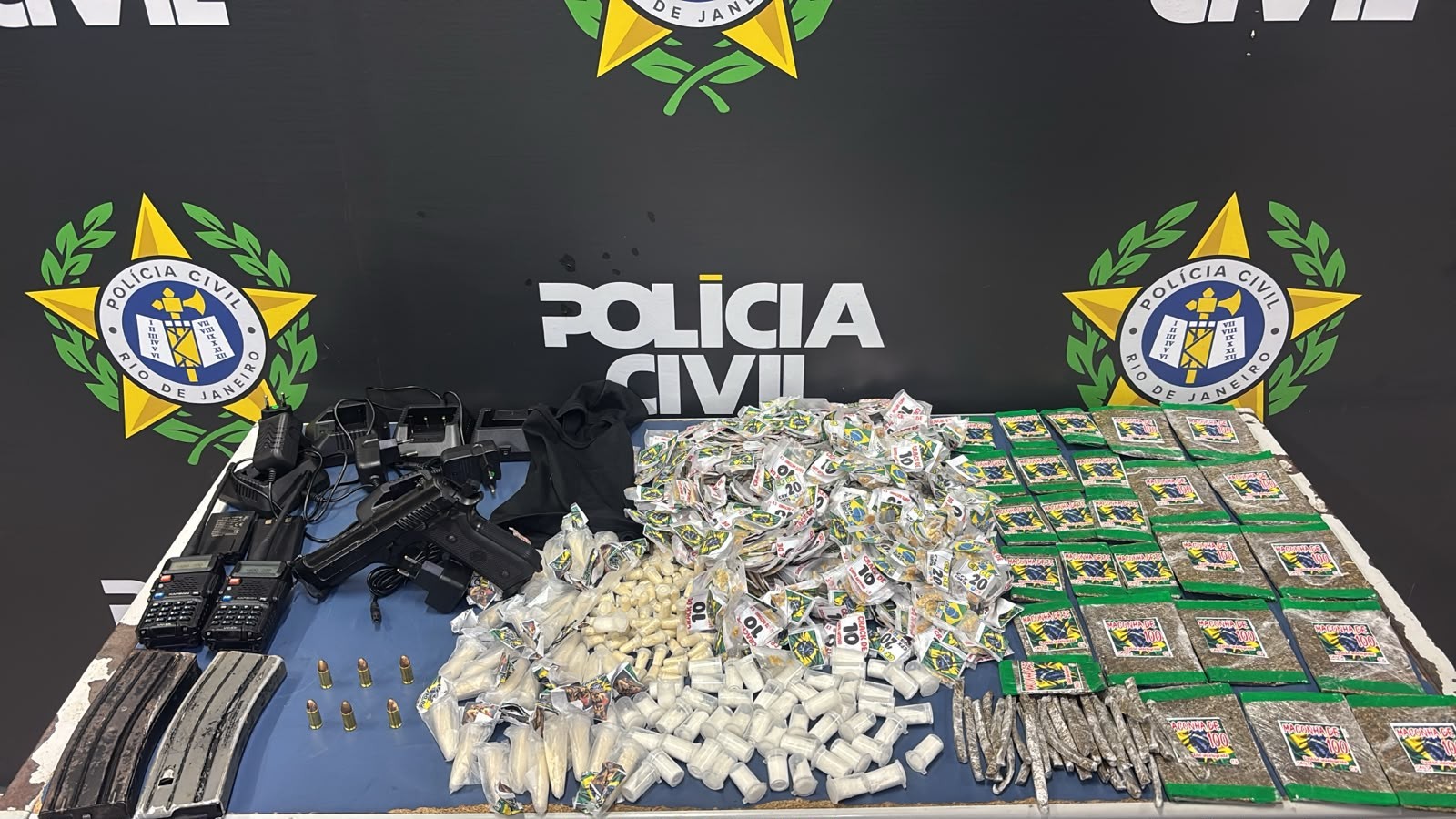 Troca de tiros entre policiais e suspeitos termina com arma e drogas apreendidas em Angra dos Reis