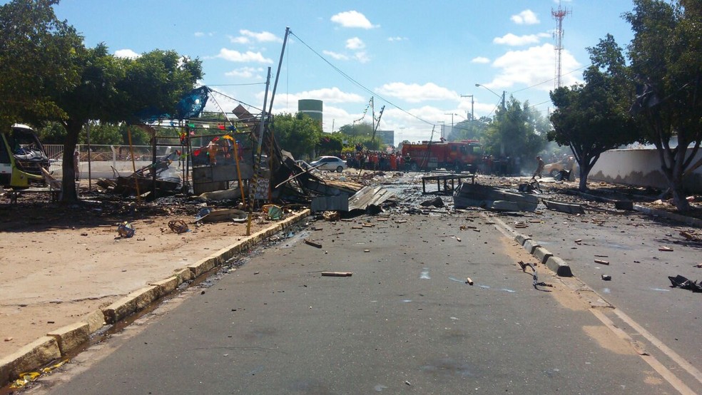 Barraca ficou completamente destruída e via interditada — Foto: Aracelly Romão / TV Grande Rio