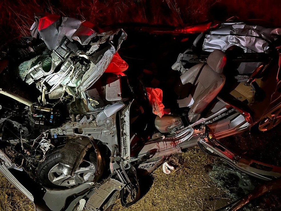 Carro bateu na traseira do caminhão na Rodovia Assis Chateaubriand (SP-425), em Pirapozinho (SP) — Foto: Redes sociais